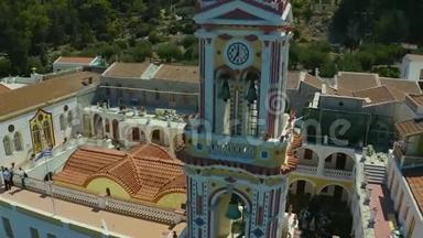 在希腊西米岛的panormitis修道院教堂和塔<strong>楼</strong>周<strong>围</strong>飞行，俯瞰海湾及周<strong>围</strong>地区